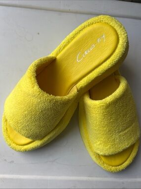 Circus by Sam Edelman Bright Yellow women’s Slide Sandals